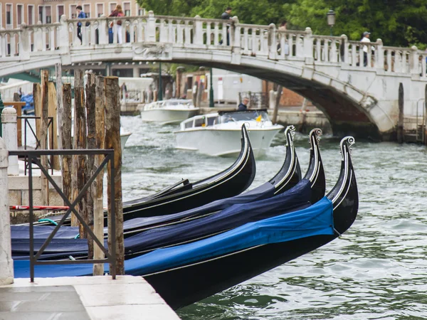 VENICE, ITÁLIA - em 30 de abril de 2015. As gôndolas ancoradas no dique do canal — Fotografia de Stock