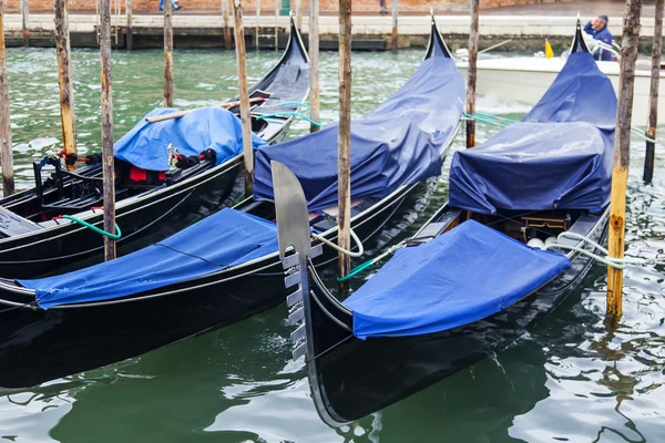 VENICE, ITALY - on April 30, 2015. Гондолы пришвартовались на набережной канала — стоковое фото