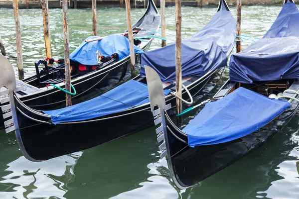 Benátky, Itálie - 30 dubna 2015. Gondoly, kotvící u břehu kanálu — Stock fotografie