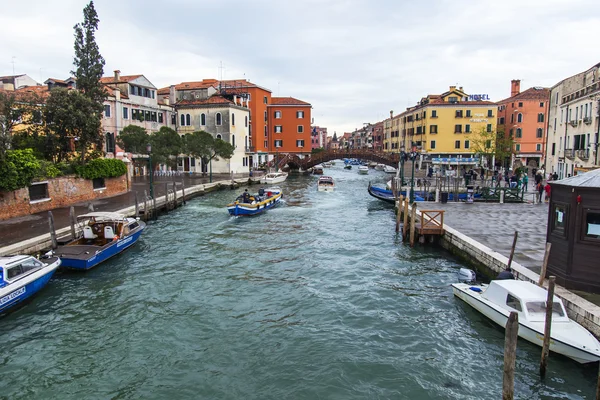 VENICE, ITALY - on April 30, 2015. Город пейзаж. Облачное весеннее утро — стоковое фото