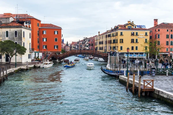 VENICE, ITALY - on APRIL 30, 2015. City landscape. Cloudy spring morning — Stock Photo, Image