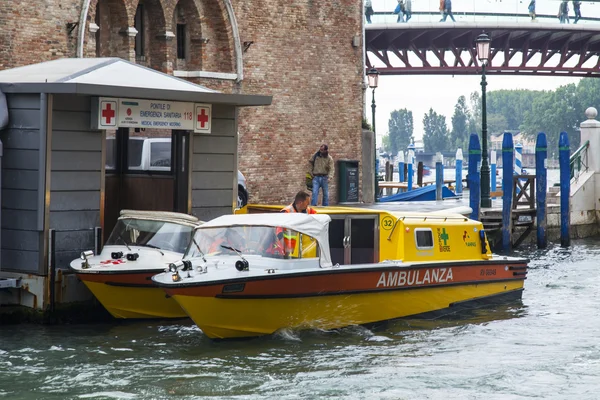 Venedig, Italien - den 30 April 2015. Typiska urbana vy. Kusten av Grand kanal (Canal Grande), huset vid kusten och gondoler. Grand kanalen är den viktigaste transport artären i Venedig och dess mest kända kanal — Stockfoto