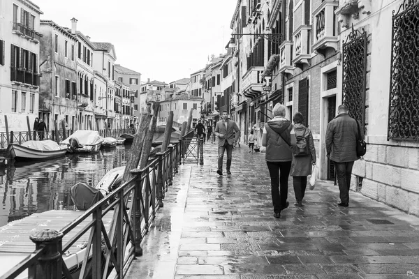 ヴェネツィア, イタリア - 2015 年 4 月 30 日に。雨の日の典型的な都市風景。ストリート運河と建造物が上陸。白黒の画像 — ストック写真