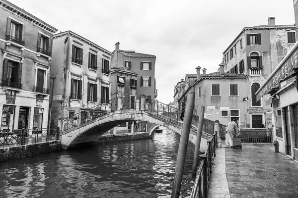 ヴェネツィア, イタリア - 2015 年 4 月 30 日に。雨の日の典型的な都市風景。ストリート運河と建造物が上陸。白黒の画像 — ストック写真