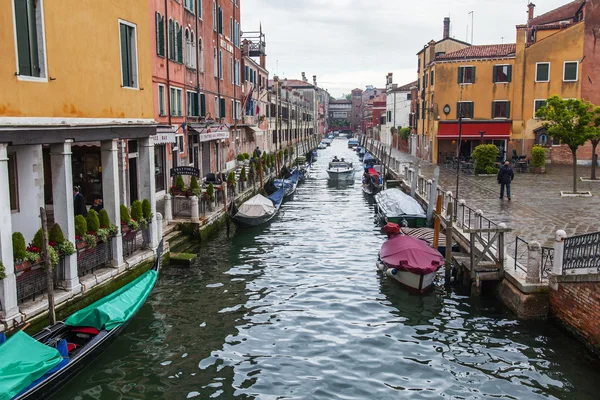 Venedig, Italien - den 30 April 2015. Stadslandskapet. Grumlig våren morgonen — Stockfoto