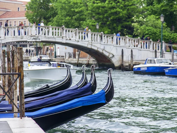 VENICE, ITÁLIA - em 30 de abril de 2015. As gôndolas ancoradas no dique do canal — Fotografia de Stock