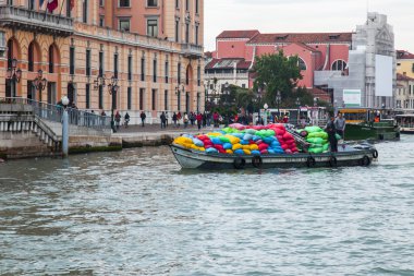 Venice, İtalya - 30 Nisan 2015 tarihinde. Tipik kentsel görünümü. Grand kanal (Canal Grande), sahil ve gondollar şirketten kıyısında. Venedik ve en bilinen Kanal ana ulaşım arter grand kanal.