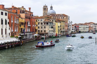 Venice, İtalya - 29 Nisan 2015 tarihinde. Ismarlayarak Grand kanal (Canal Grande)
