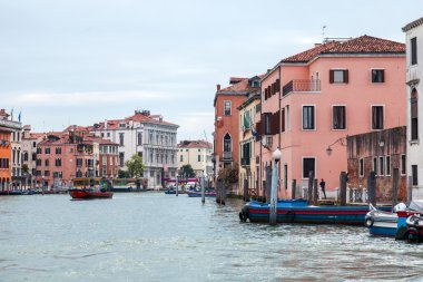 Venice, İtalya - 30 Nisan 2015 tarihinde. Eski evleri karaya Grand kanal (Canal Grande). Venedik ve en bilinen Kanal ana ulaşım arter grand kanal.