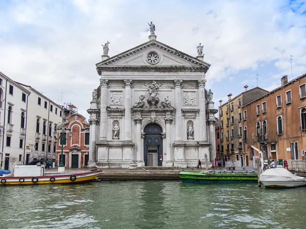 VENECIA, ITALIA - 30 DE ABRIL DE 2015. Típica vista urbana. La costa del Gran Canal (Canal Grande), la casa en la costa y las góndolas. El gran canal es la principal arteria de transporte de Venecia y su canal más conocido —  Fotos de Stock