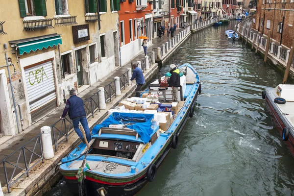 VENICE, ITALY - on APRIL 30, 2015. Typical urban view. The coast of the Grand channel (Canal Grande), the house on the coast and gondolas. The grand channel is the main transport artery of Venice and its most known channel — Stock Photo, Image