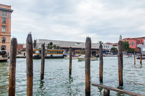 VENICE, ITALY - på APRIL 29, 2015. Picturesque view of the Grand Channel (Canal Grande ) – stockfoto