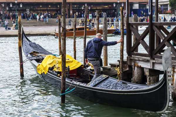 VENICE, ITÁLIA - em 30 de abril de 2015. Vista urbana típica. A costa do Grande canal (Canal Grande), a casa na costa e gôndolas. O grande canal é a principal artéria de transporte de Veneza e seu canal mais conhecido — Fotografia de Stock