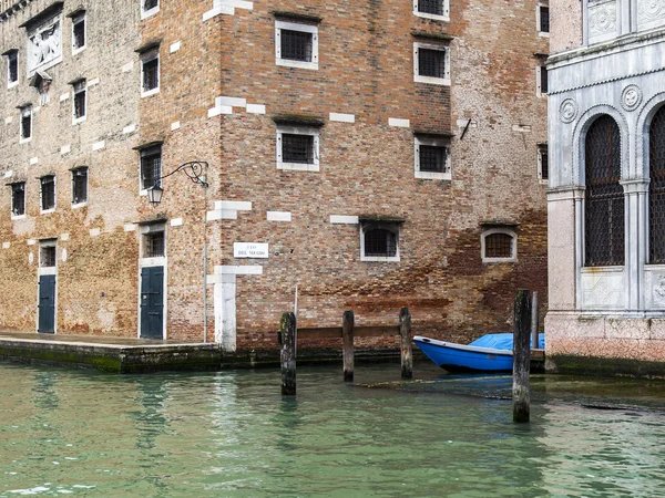 เวนิส อิตาลี วันที่ 30 เมษายน 2015 บ้านเก่า ช่องแกรนด์ (Canal Grande) แกรนด์ช่องเป็นหลักขนส่งเส้นเลือดแดงของเวนิสและช่องที่รู้จักกันมากที่สุด — ภาพถ่ายสต็อก