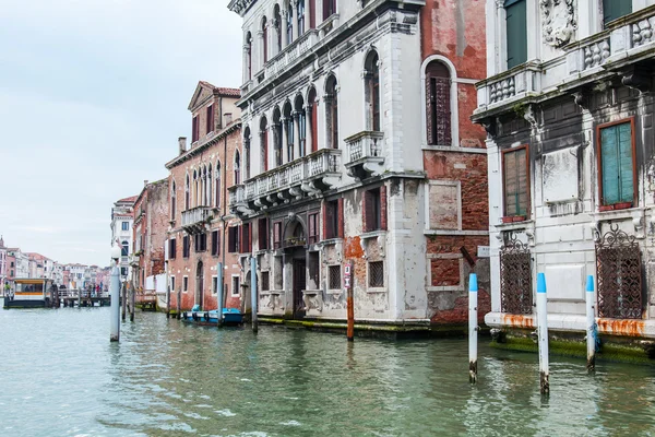 VENICE, ITÁLIA - em 30 de abril de 2015. Casas antigas em terra Grande canal (Canal Grande). O grande canal é a principal artéria de transporte de Veneza e seu canal mais conhecido — Fotografia de Stock