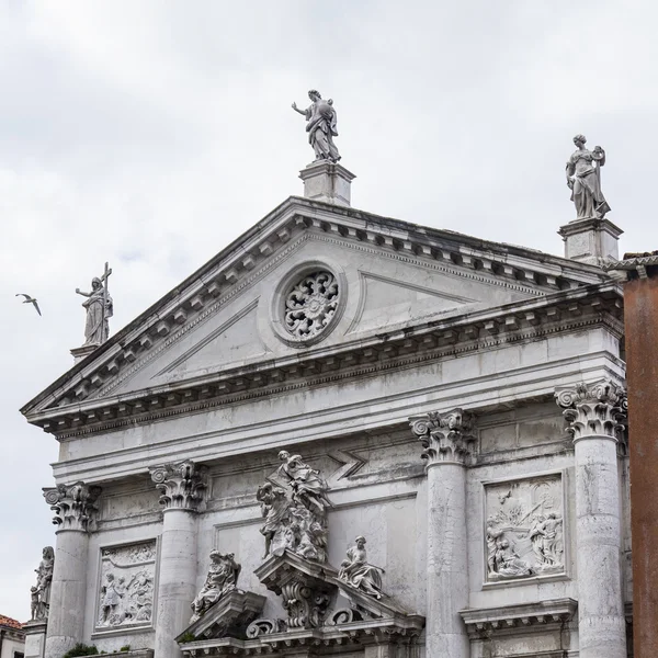 Benátky, Itálie - 29 dubna 2015. Kostel San Pack (Chiesa di San Stae) na břehu Grand kanálu (Canal Grande) — Stock fotografie