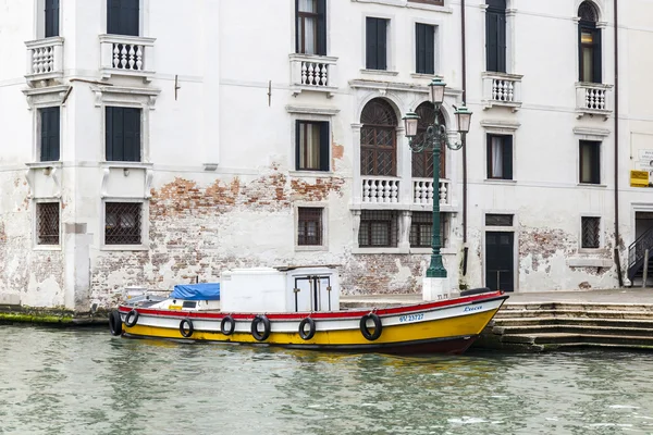 VENICE, ITALY - on APRIL 30, 2015. Old houses ashore Grand channel (Canal Grande). The grand channel is the main transport artery of Venice and its most known channel — Stock Photo, Image