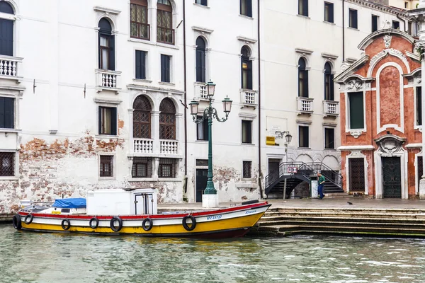 VENICE, ITALY - on APRIL 30, 2015. Old houses ashore Grand channel (Canal Grande). The grand channel is the main transport artery of Venice and its most known channel — Stock Photo, Image