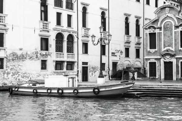 VENICE, ITALY - on APRIL 30, 2015. Old houses ashore Grand channel (Canal Grande). The grand channel is the main transport artery of Venice and its most known channel — Stock Photo, Image