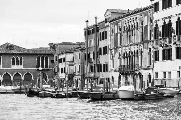 VENECIA, ITALIA - 30 DE ABRIL DE 2015. Casas antiguas en tierra Gran Canal (Canal Grande). El gran canal es la principal arteria de transporte de Venecia y su canal más conocido — Foto de Stock