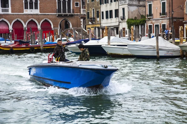 VENICE, ITALY - on APRIL 30, 2015. Typical urban view. The coast of the Grand channel (Canal Grande), the house on the coast and gondolas — Stock Photo, Image