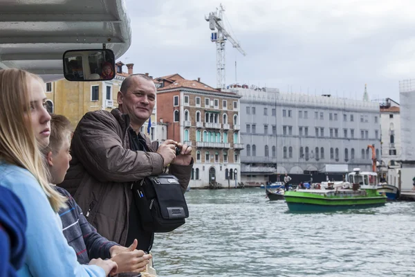 VENICE, ITÁLIA - em 29 de abril de 2015. A gôndola com passageiros flutua no Grande Canal (Canal Grande). O grande canal é a principal artéria de transporte de Veneza e seu canal mais conhecido — Fotografia de Stock