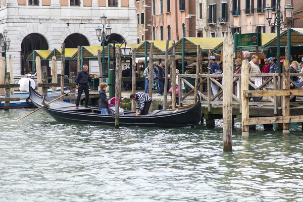 VENICE, ITALY - on APRIL 29, 2015. The gondola with passengers floats on the Grand channel (Canal Grande). The grand channel is the main transport artery of Venice and its most known channel — Stock Photo, Image