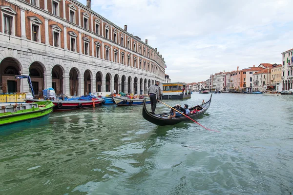 VENICE, ITALY - on APRIL 29, 2015. The gondola with passengers floats on the Grand channel (Canal Grande). The grand channel is the main transport artery of Venice and its most known channel — Stock Photo, Image