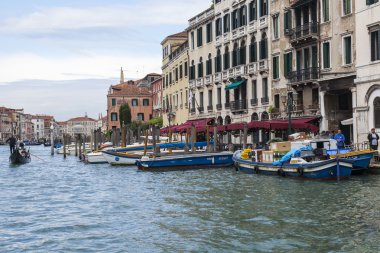 Venice, İtalya - 30 Nisan 2015 tarihinde. Tipik kentsel görünümü. Grand kanal (Canal Grande), sahil ve gondollar şirketten kıyısında. Venedik ve en bilinen Kanal ana ulaşım arter grand kanal.