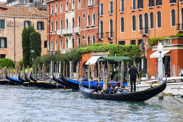 WENCJA, WŁOCHY - 29 KWIECIEŃ 2015 r. Na kanale Grand (Canal Grande) pływa gondola z pasażerami. Wielki kanał jest główną arterią transportową Wenecji i jej najbardziej znanym kanałem — Zdjęcie stockowe