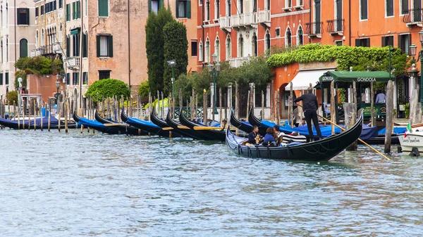 VENECIA, ITALIA - 29 DE ABRIL DE 2015. La góndola con pasajeros flota en el Gran Canal (Canal Grande). El gran canal es la principal arteria de transporte de Venecia y su canal más conocido — Foto de Stock