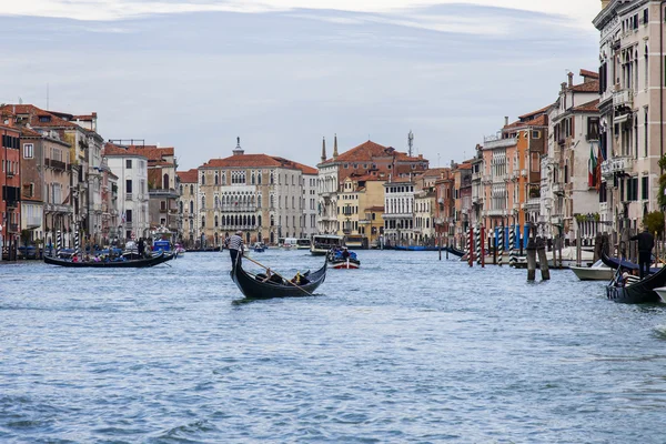 VENICE, ITÁLIE - 29. dubna2015. Gondola s cestujícími plave na Velkém kanálu (Canal Grande). Velkým kanálem je hlavní dopravní tepna v Benátkách a jeho nejznámější kanál — Stock fotografie