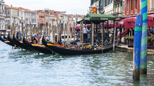 VENICE, ITALY - on APRIL 30, 2015. The gondola waits for passengers at the Grand channel (Canal Grande) embankment — Stock Photo, Image