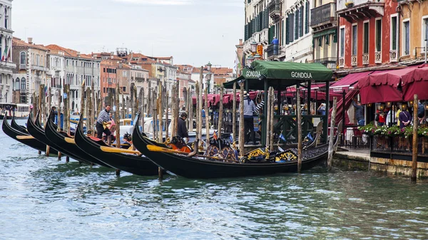 威尼斯，意大利-2015 年 4 月 30 日。典型的城市景观。海岸的大通道 (大运河) 海岸和吊船的房子。大通道是主要的运输动脉的威尼斯和其最知名的通道 — 图库照片