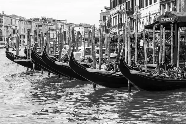 Venice, Italië - op 30 April 2015. Typisch stedelijke weergave. De kust van het Grand kanaal (Canal Grande), het huis aan de kust en gondels. Het grand kanaal is de belangrijkste vervoer slagader van Venetië en haar bekendste kanaal — Stockfoto