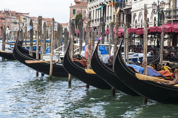 Venice, Italië - op 30 April 2015. De gondel wacht op passagiers bij de embankment Grand kanaal (Canal Grande) — Stockfoto