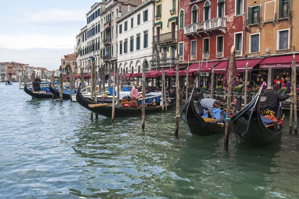 Wenecja, Włochy - na 30 kwietnia 2015 roku. Gondolą czeka pasażerów na nabrzeże kanału Grand (Canal Grande) — Zdjęcie stockowe