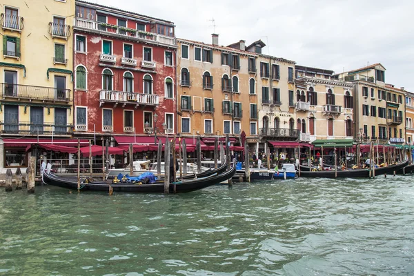 VENEZIA - il 30 APRILE 2015. Tipica vista urbana. La costa del Canal Grande, la casa sulla costa e le gondole. Il grande canale è la principale arteria di trasporto di Venezia e il suo canale più noto — Foto Stock