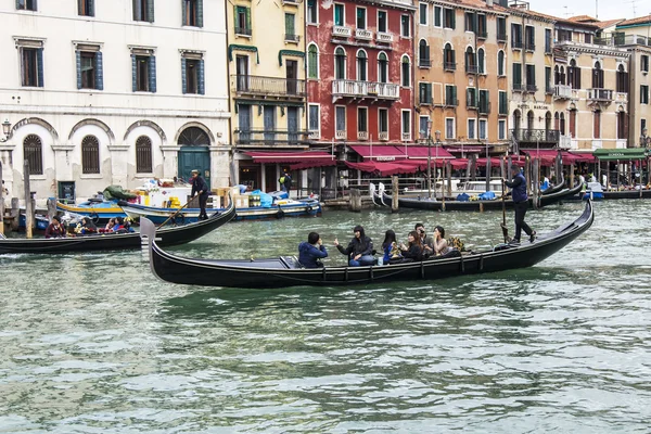 VENICE, ITALY - on APRIL 30, 2015. Typical urban view. The coast of the Grand channel (Canal Grande), the house on the coast and gondolas — Stock Photo, Image