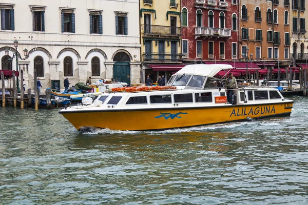 Venedig, Italien - am 29. April 2015 schwimmt ein Vaporetto mit Passagieren auf dem großen Kanal (canal grande). vaporetto - öffentliche Verkehrsmittel im Inselteil Venedigs — Stockfoto