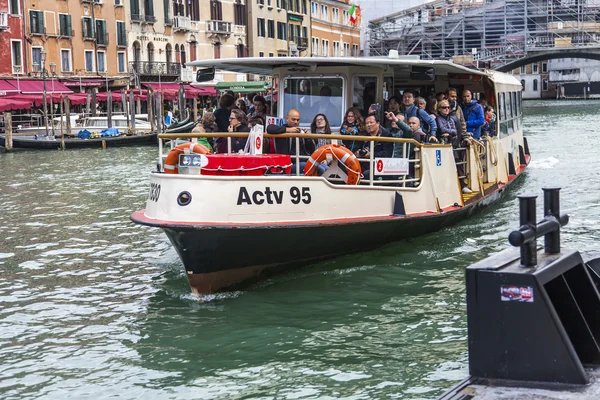 VENICE, ITÁLIA - em 29 de abril de 2015. Vaporetto com passageiros flutua no Grande Canal (Canal Grande). Vaporetto - transporte público na parte insular de Veneza — Fotografia de Stock