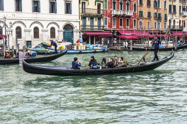 VENICE, ITALY - on APRIL 29, 2015. The gondola with passengers floats on the Grand channel (Canal Grande). The grand channel is the main transport artery of Venice and its most known channel — Stock Photo, Image
