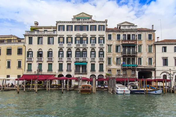 VENICE, ITÁLIA - em 30 de abril de 2015. Vista urbana típica. A costa do Grande canal (Canal Grande), a casa na costa e gôndolas. O grande canal é a principal artéria de transporte de Veneza e seu canal mais conhecido — Fotografia de Stock
