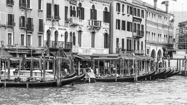 VENECIA, ITALIA - 30 DE ABRIL DE 2015. Típica vista urbana. La costa del Gran Canal (Canal Grande), la casa en la costa y las góndolas. El gran canal es la principal arteria de transporte de Venecia y su canal más conocido — Foto de Stock