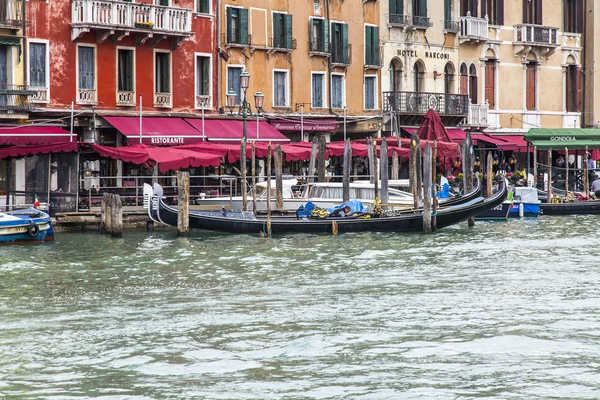 VENICE, ITALY - on APRIL 30, 2015. Typical urban view. The coast of the Grand channel (Canal Grande), the house on the coast and gondolas. The grand channel is the main transport artery of Venice and its most known channel — Stock Photo, Image