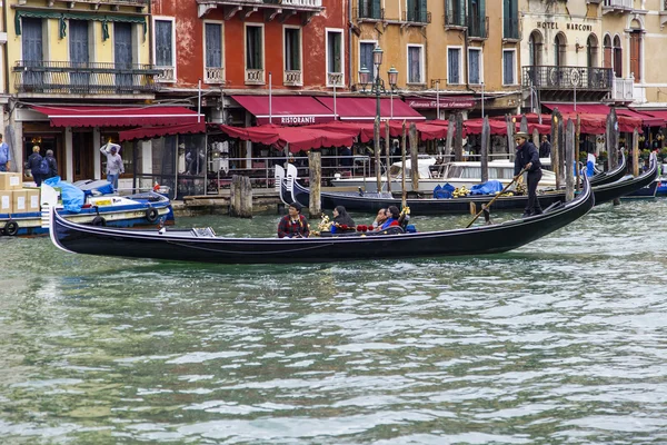 VENICE, ITALY - 2015 년 4 월 29 일에 확인 함. 승객이 타고 있는 곤돌라는 그란데 해협 ( 그란데 운하 ) 에 떠다닌다. 웅장 한운하는 베네치아의 주요 운송 동맥 이자 가장 잘 알려진 수로이 다 — 스톡 사진