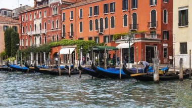 Venice, İtalya - 30 Nisan 2015 tarihinde. Grand kanal (Canal Grande) kıyısında antik yapıların mimari bir kompleks. Gondol iskelede. Venedik ve en bilinen Kanal ana ulaşım arter grand kanal.
