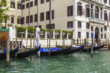 Venice, İtalya - 30 Nisan 2015 tarihinde. Grand kanal (Canal Grande) kıyısında antik yapıların mimari bir kompleks. Gondol iskelede. Venedik ve en bilinen Kanal ana ulaşım arter grand kanal.