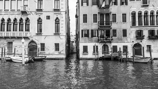 VENICE, ITALY - on APRIL 30, 2015. Architectural complex of the coast of the Grand channel (Canal Grande). The grand channel is the main transport artery of Venice and its most known channel — Stock Photo, Image