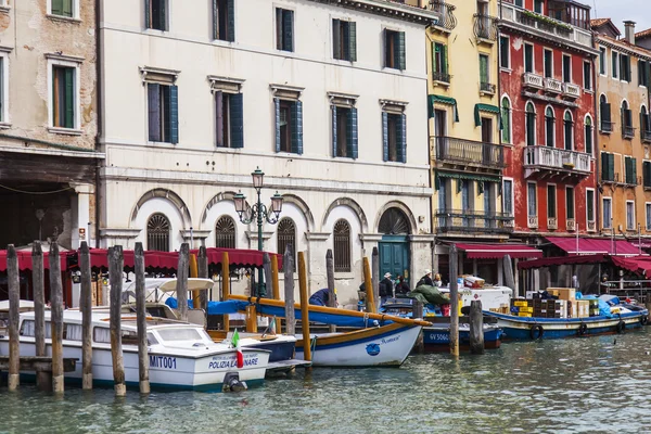 Venice, Italië - op 30 April 2015. Architecturale complex aan de kust van het Grand kanaal (Canal Grande). Het grand kanaal is de belangrijkste vervoer slagader van Venetië en haar bekendste kanaal — Stockfoto